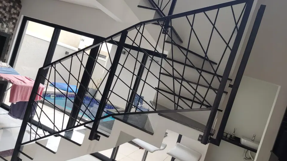 Guarda-corpo preto geométrico em escada e mezanino residencial – foto 2