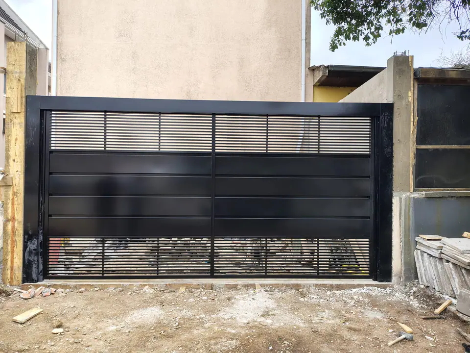 Portão de garagem preto com chapa e lâminas vazadas – foto 2