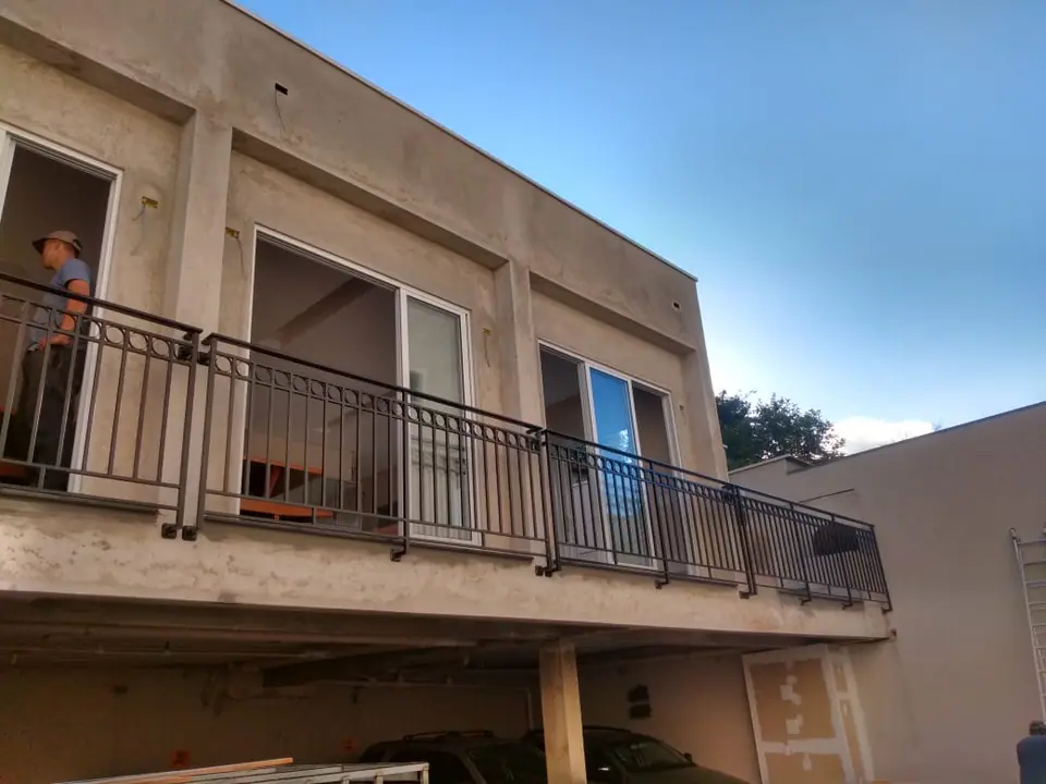 Guarda-corpos de ferro preto nas sacadas de prédio residencial – foto 3