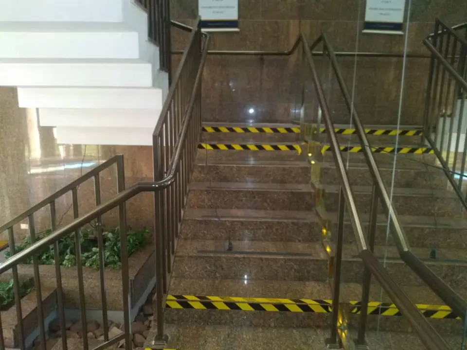 Corrimãos tubulares em escadaria de granito de edifício comercial – foto 7