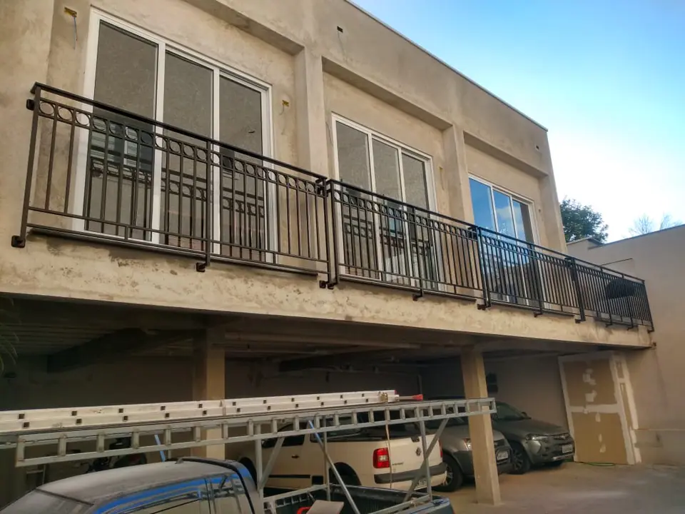 Guarda-corpos de ferro preto nas sacadas de prédio residencial