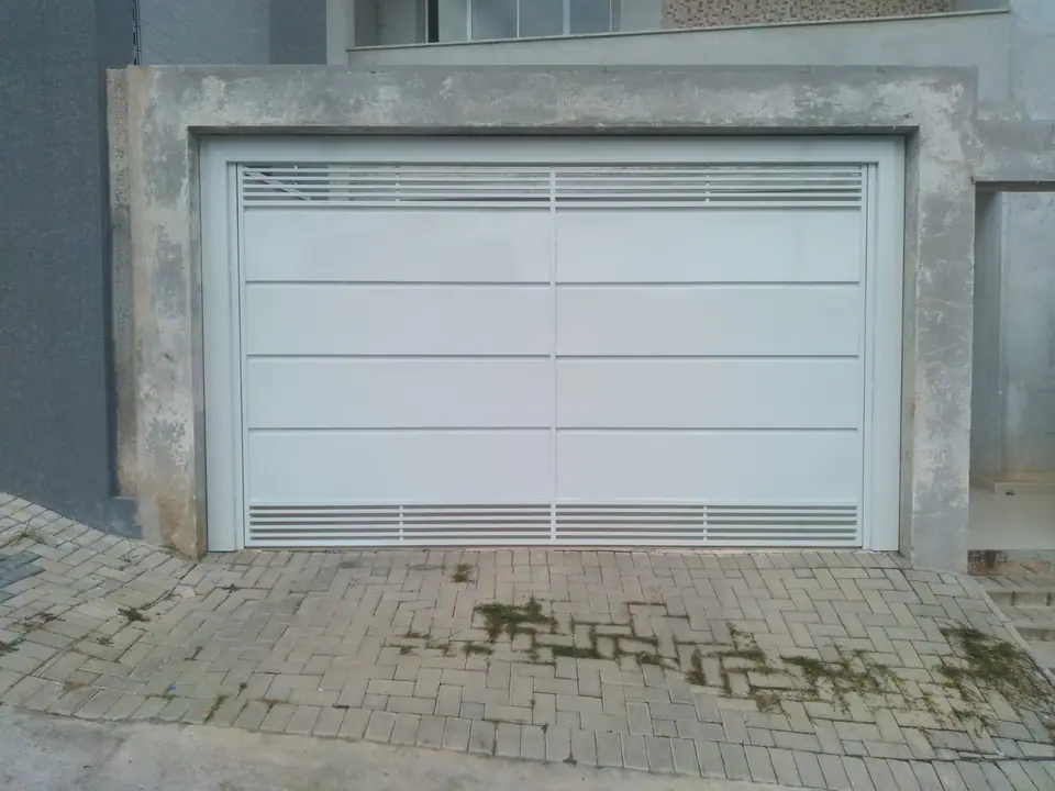 Portão basculante branco com frisos horizontais e faixas de ventilação – foto 2