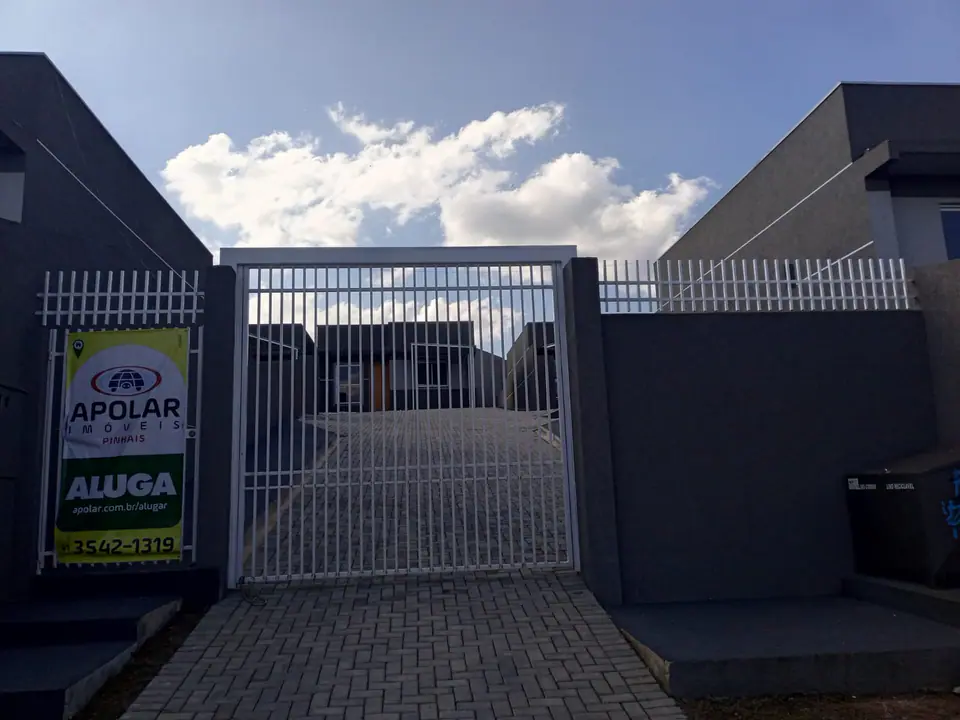 Portão gradeado e gradil branco em entrada de condomínio
