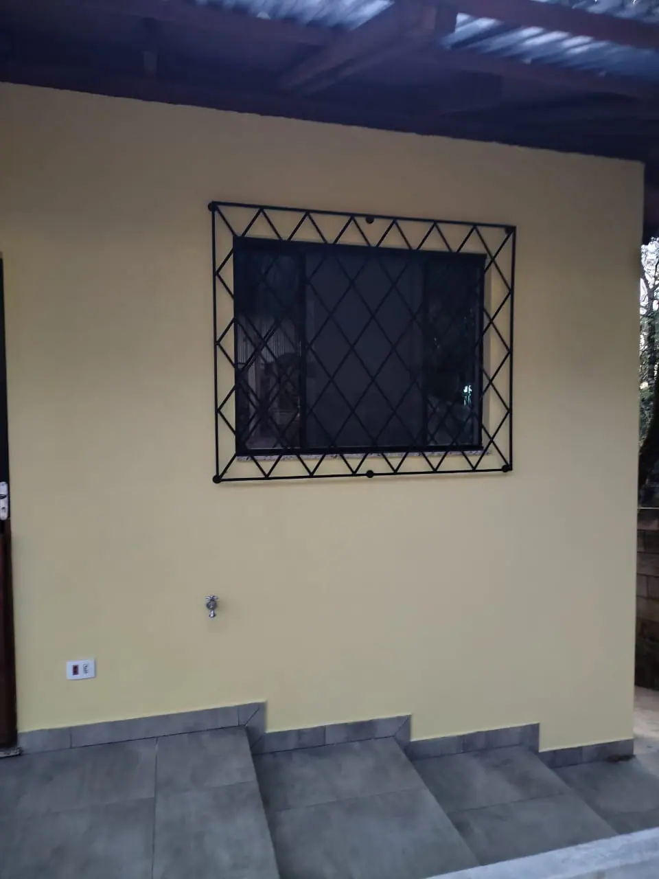 Grade de janela preta com desenho em losango