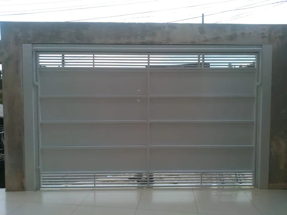 Portão basculante branco com frisos horizontais em garagem