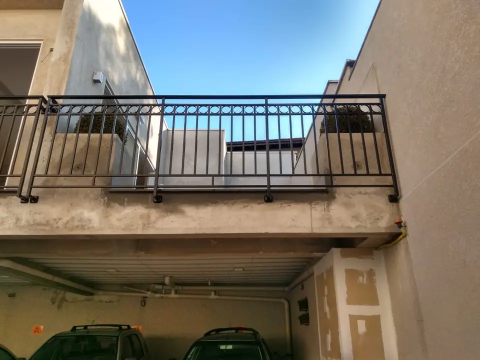 Guarda-corpos de ferro preto nas sacadas de prédio residencial – foto 4