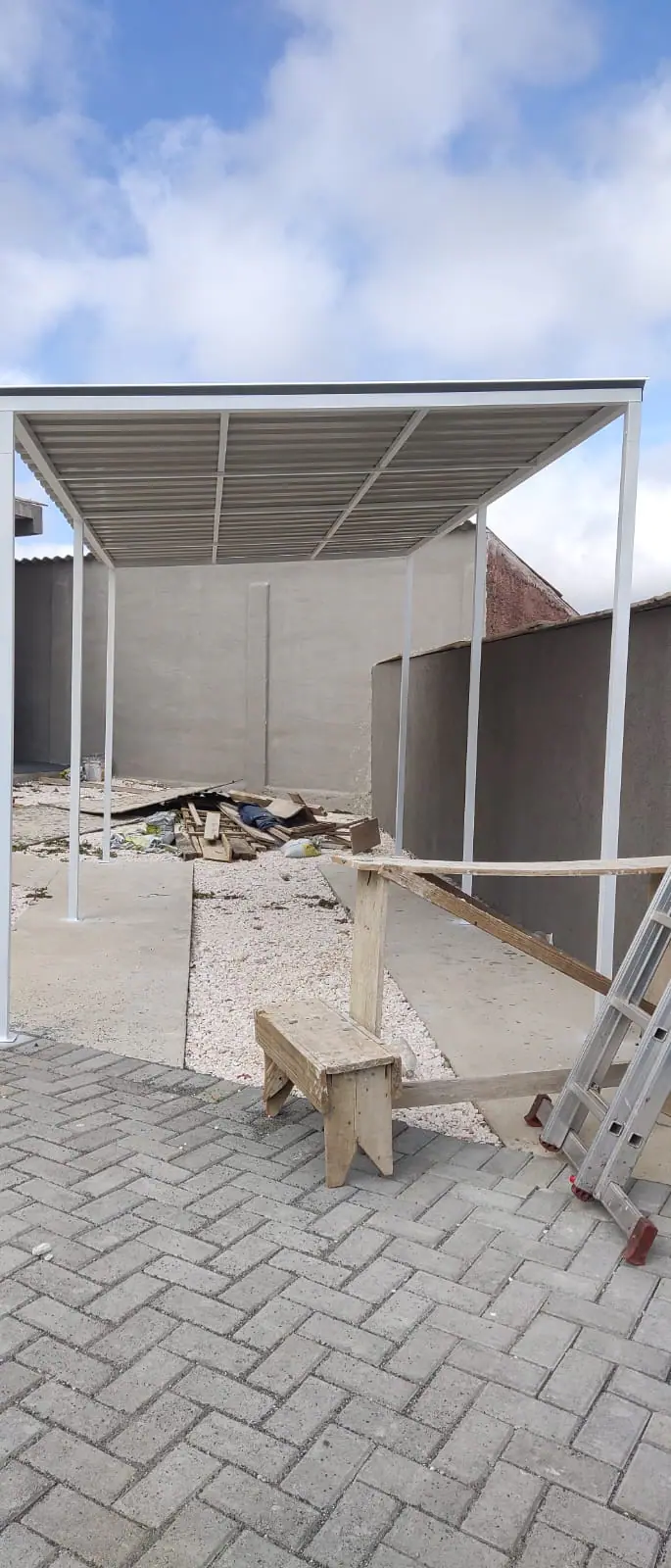 Estrutura metálica branca para cobertura de garagem – foto 2