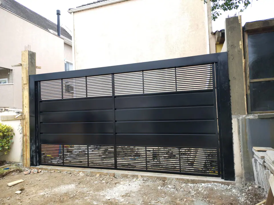 Portão de garagem preto com chapa e lâminas vazadas – foto 3