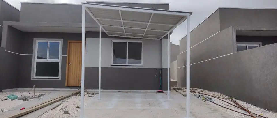 Estrutura metálica branca para cobertura de garagem