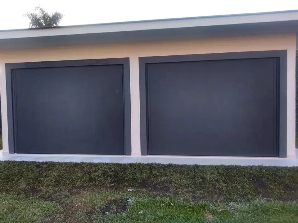 Dois portões basculantes cinza grafite em chapa lisa