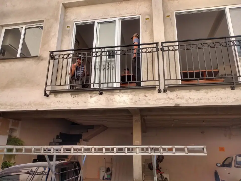 Guarda-corpos de ferro preto nas sacadas de prédio residencial – foto 2