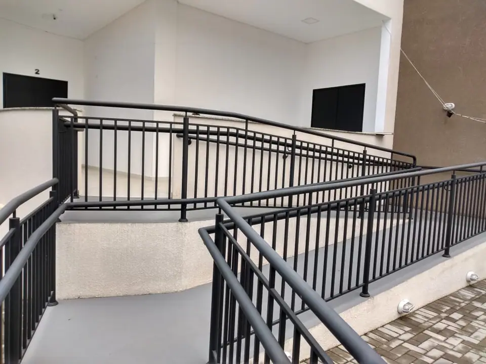 Corrimão duplo em rampa de acessibilidade