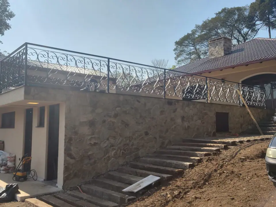 Guarda-corpo ornamental com arabescos em terraço de casa de campo – foto 3