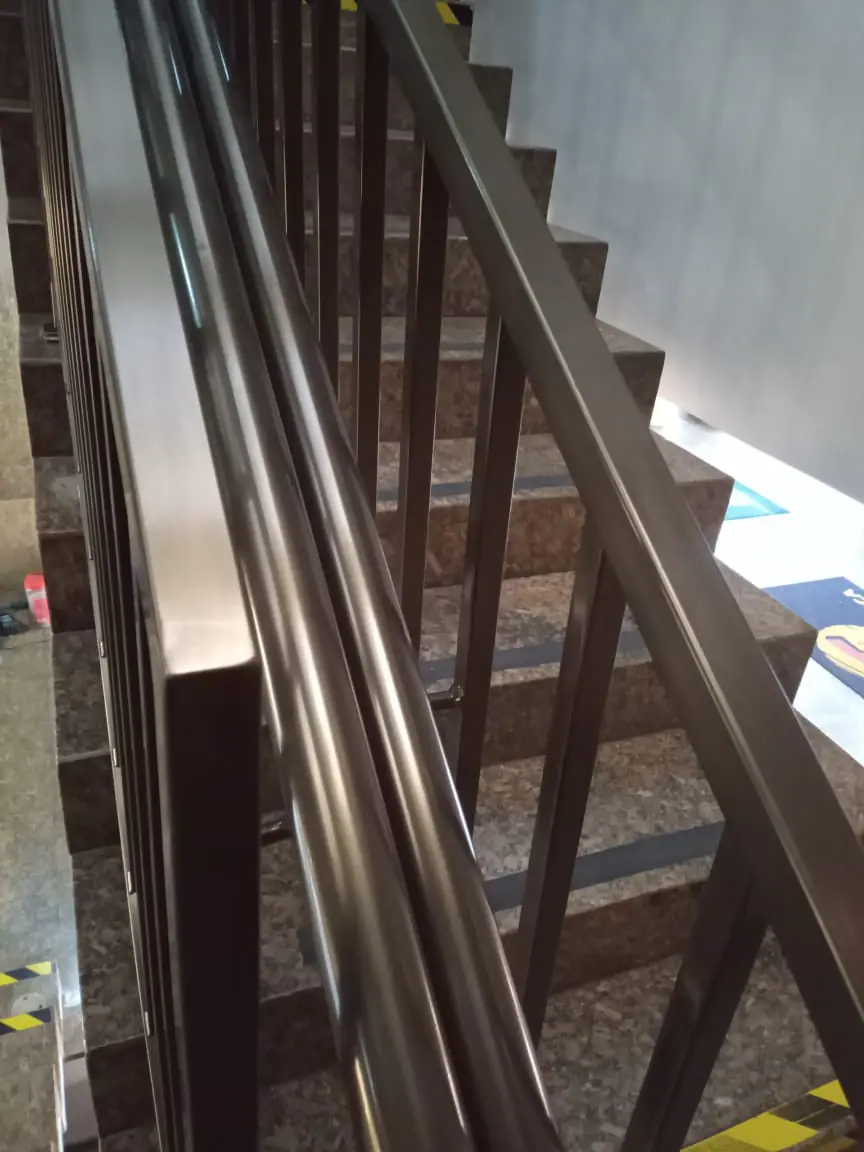 Corrimãos tubulares em escadaria de granito de edifício comercial – foto 2