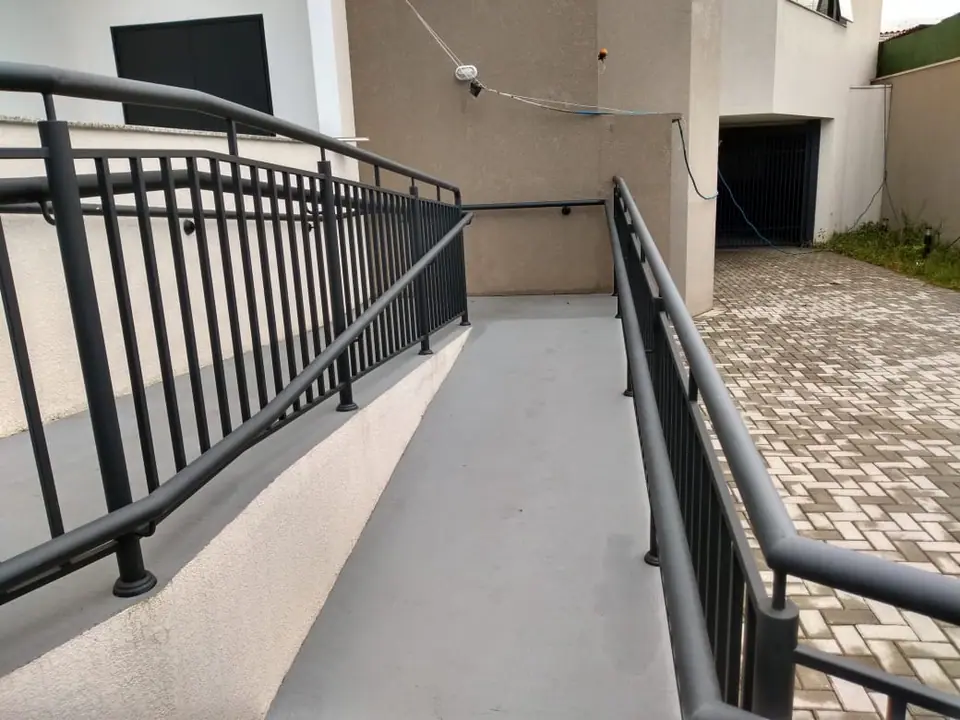 Corrimão duplo em rampa de acessibilidade – foto 3