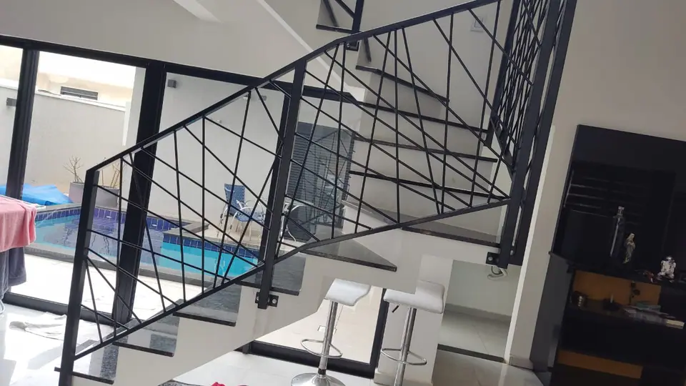 Guarda-corpo preto geométrico em escada e mezanino residencial