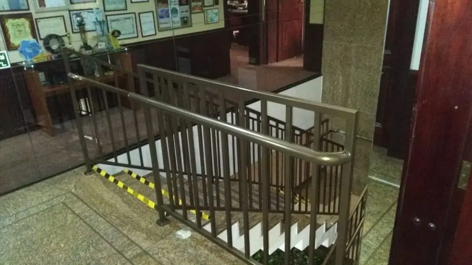 Corrimãos tubulares em escadaria de granito de edifício comercial – foto 9