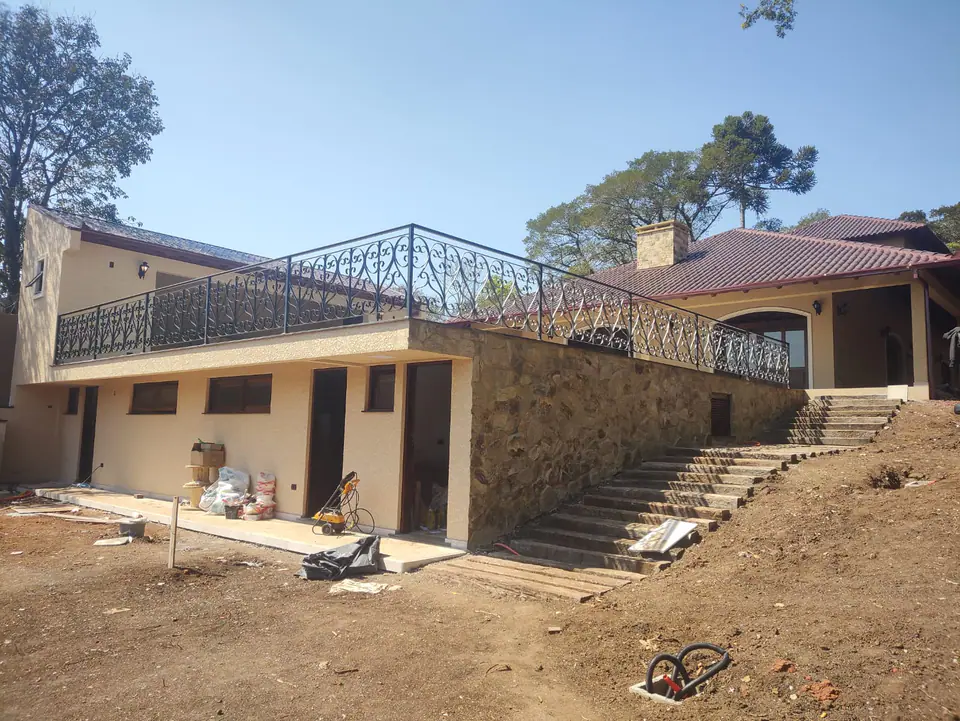 Guarda-corpo ornamental com arabescos em terraço de casa de campo – foto 2