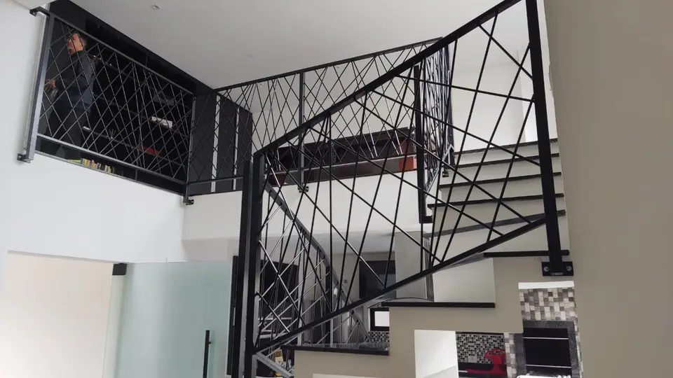 Guarda-corpo preto geométrico em escada e mezanino residencial – foto 5