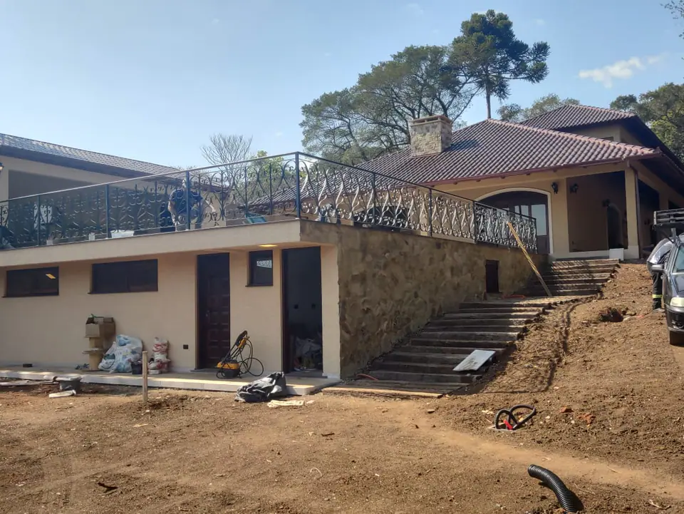 Guarda-corpo ornamental com arabescos em terraço de casa de campo