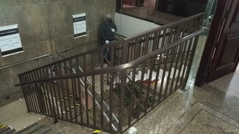 Corrimãos tubulares em escadaria de granito de edifício comercial – foto 4