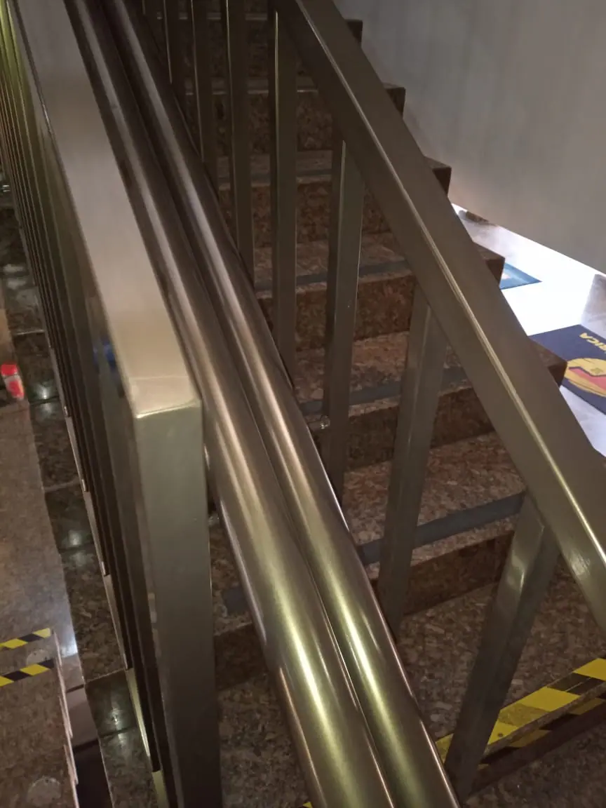 Corrimãos tubulares em escadaria de granito de edifício comercial – foto 3