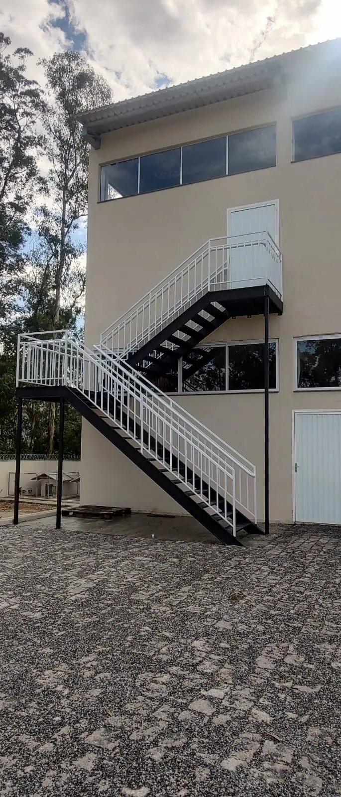 Escada metálica externa branca com guarda-corpo