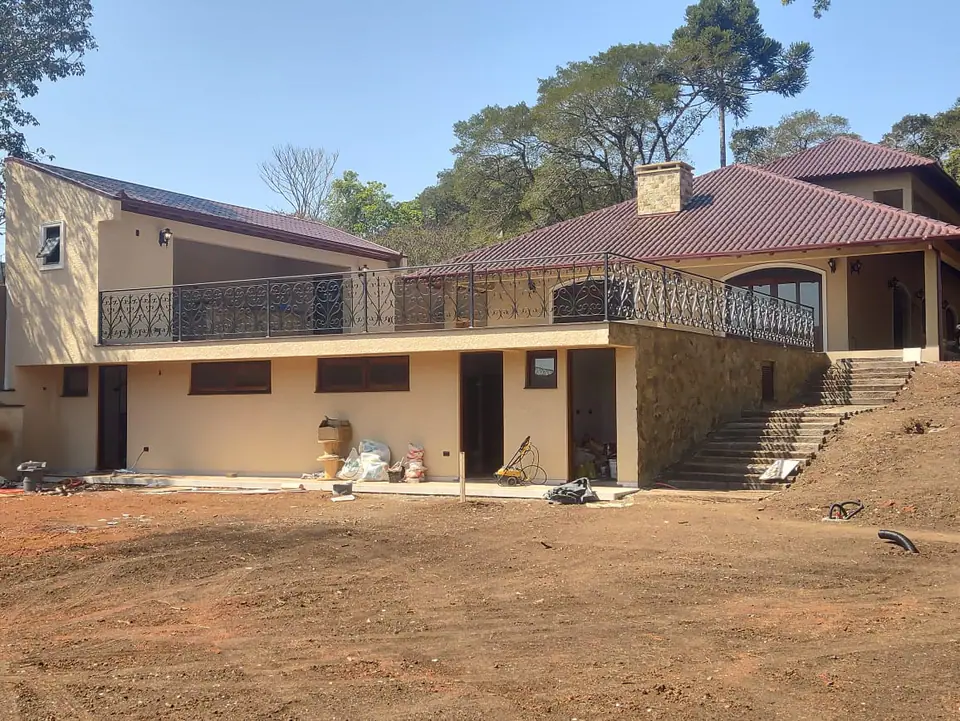 Guarda-corpo ornamental com arabescos em terraço de casa de campo – foto 5