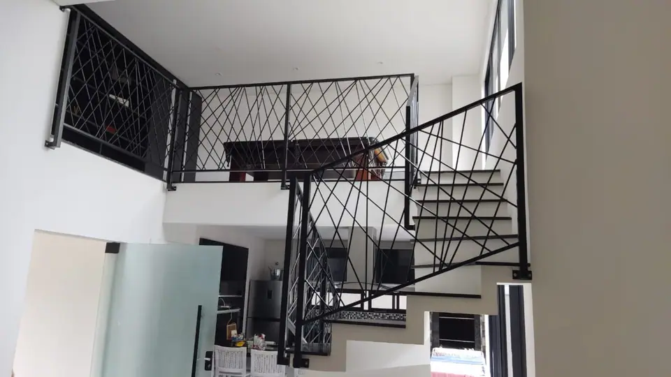 Guarda-corpo preto geométrico em escada e mezanino residencial – foto 4
