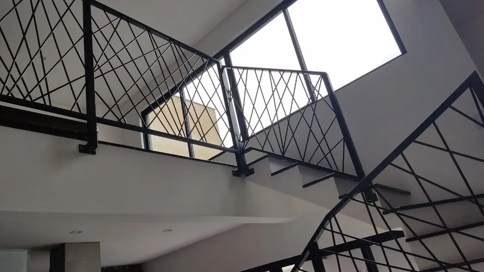 Guarda-corpo preto geométrico em escada e mezanino residencial – foto 3