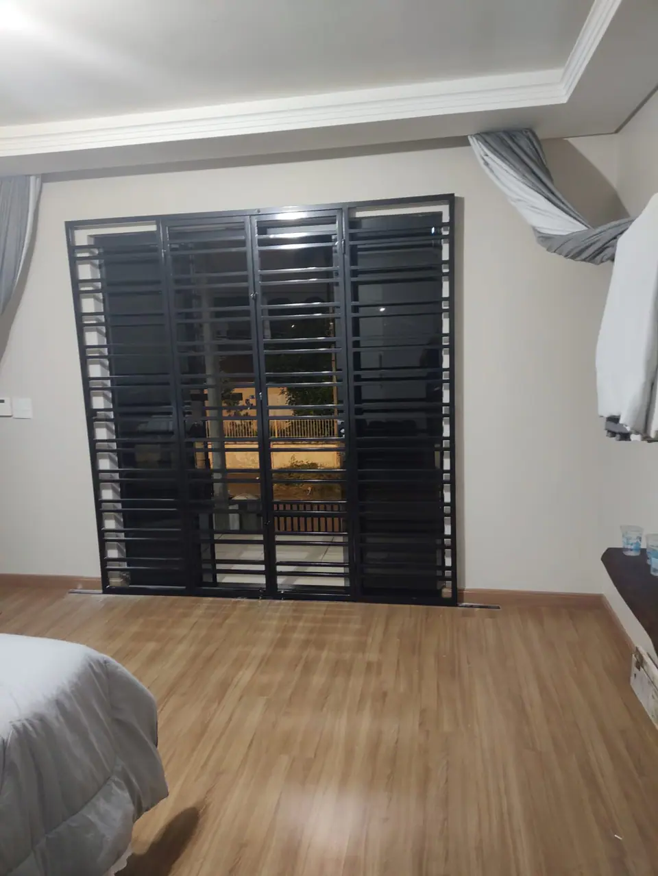 Grade interna preta de barras retas em porta de vidro – foto 3