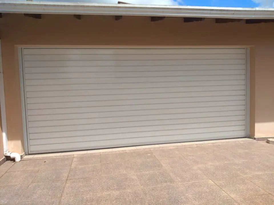 Portão basculante largo em lambril horizontal para garagem dupla