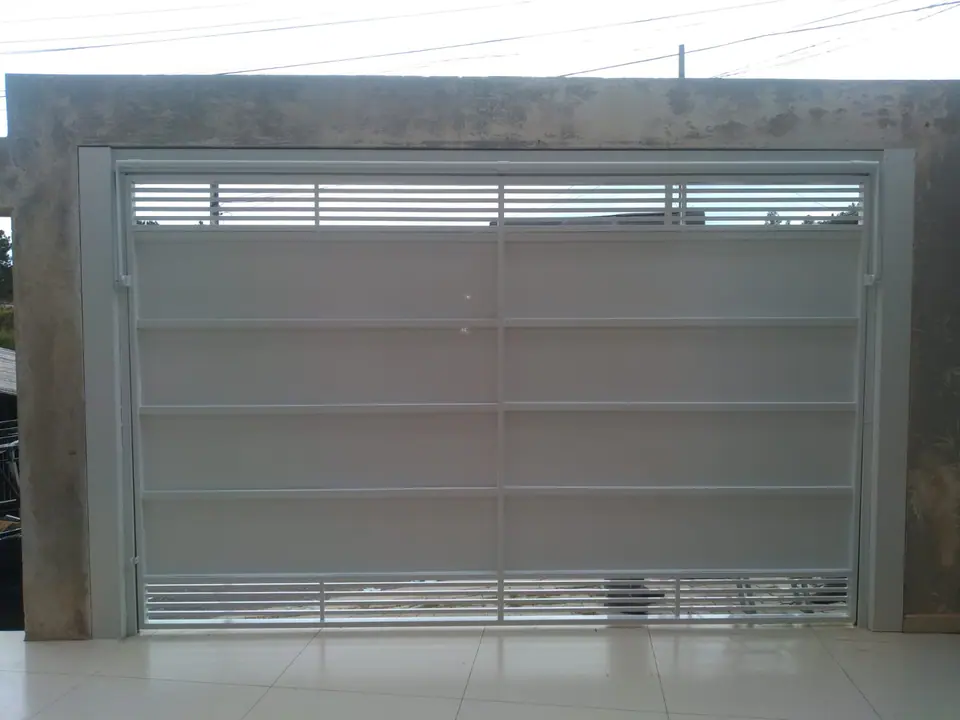 Portão basculante branco com frisos horizontais em garagem – foto 2