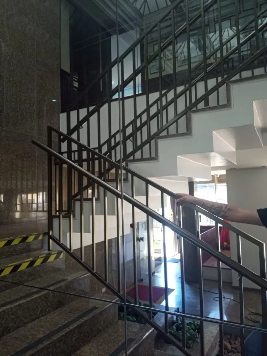 Corrimãos tubulares em escadaria de granito de edifício comercial – foto 6